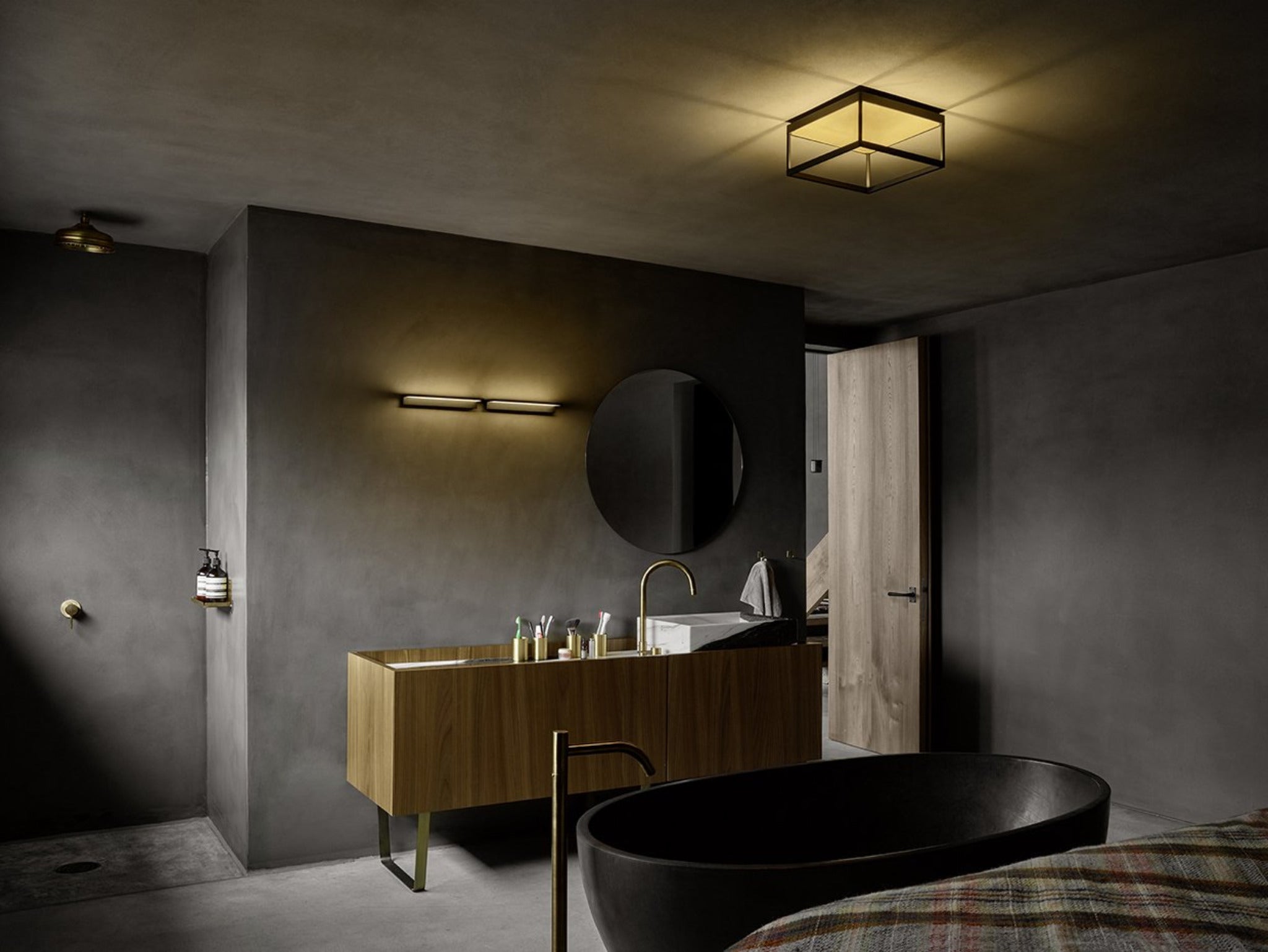 Modernes Badezimmer im Betonoptik mit Wandleuchte Crib und Deckenleuchte Reflex von Serien