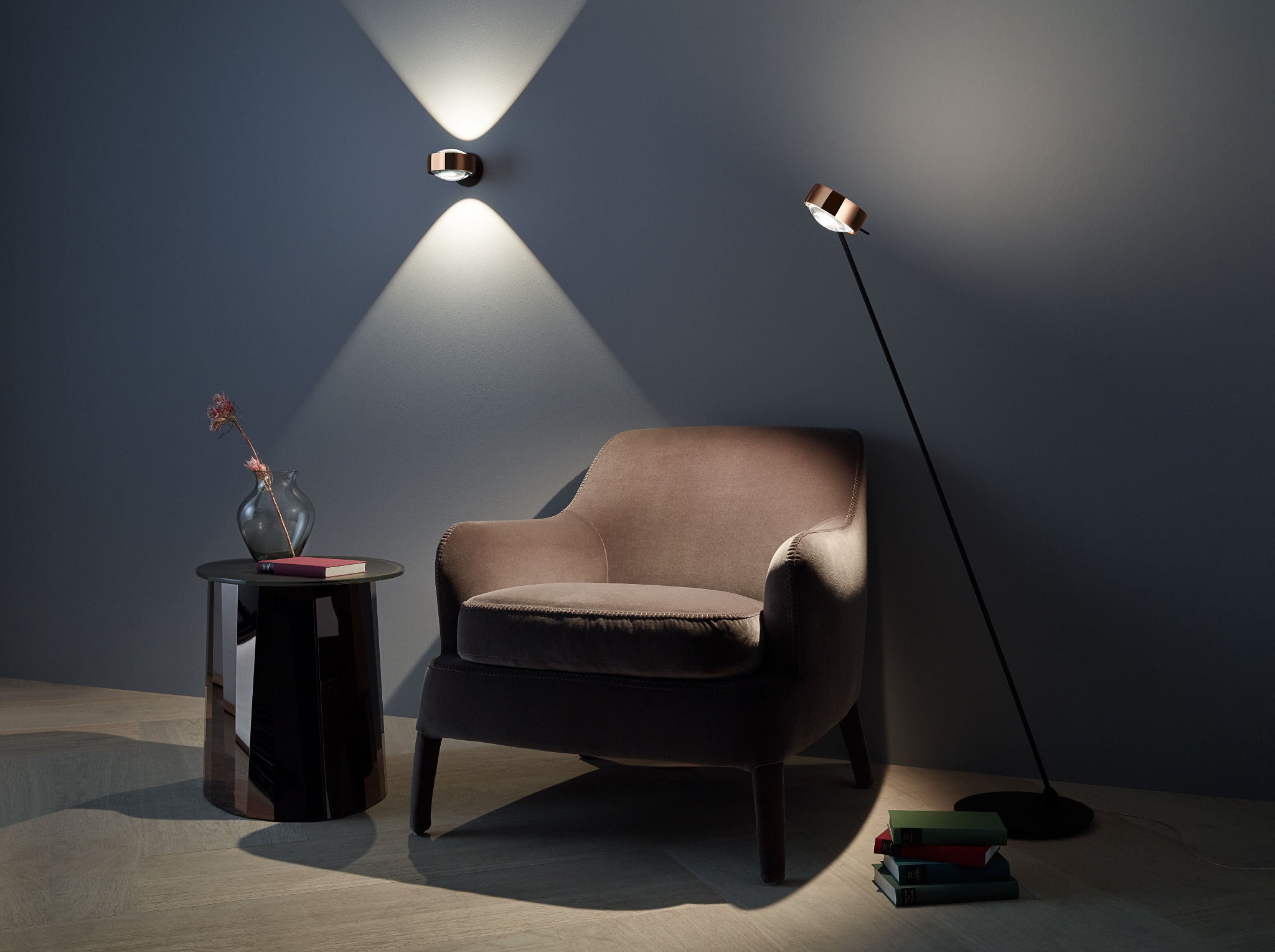 WOhnzimmer mit Stehleuchte Sento lettura von Occhio und Wandleuchte Sento verticale von Occhio