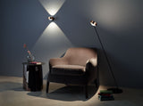 WOhnzimmer mit Stehleuchte Sento lettura von Occhio und Wandleuchte Sento verticale von Occhio