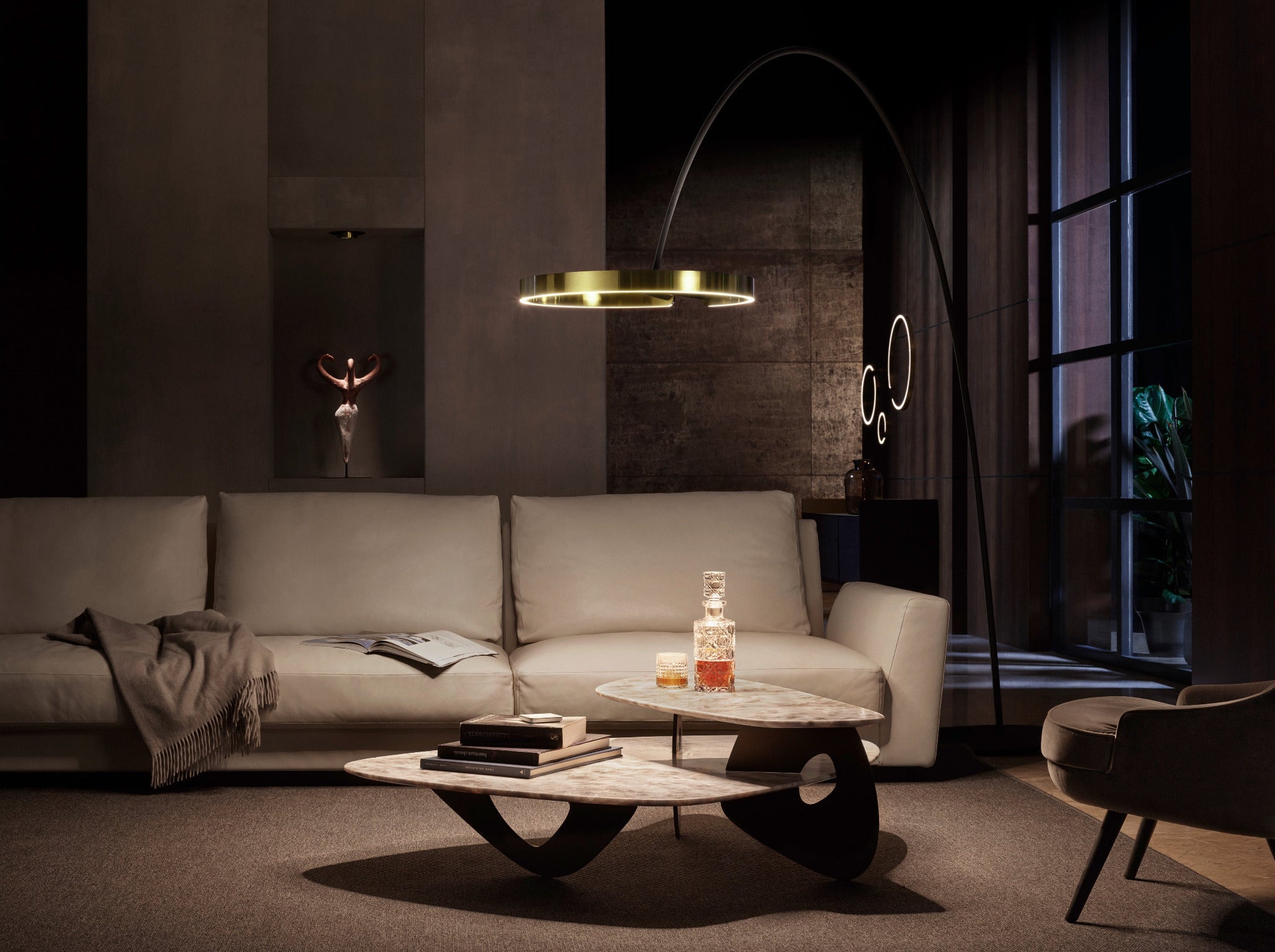 Wohnzimmer mit Occhio Mito largo in bronze und Mito soffito und sfera. Möbel von Walter Knoll.