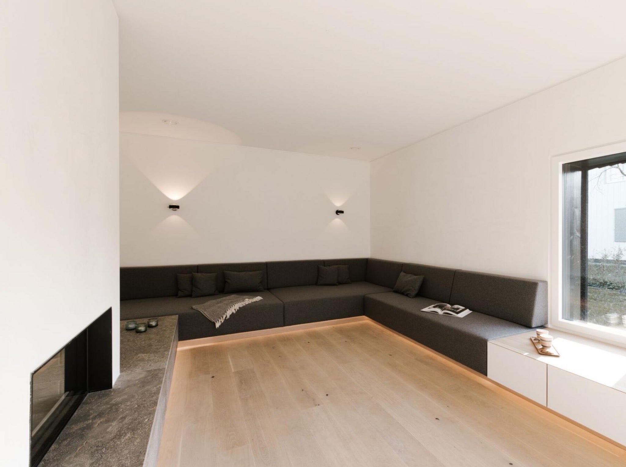 Wandleuchte Sento verticale von Occhio in Schwarz im Wohnzimmer