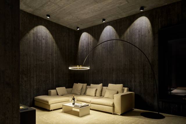 Wohnzimmer mit Occhio Piu in bronze und Mito largo in bronze. 
